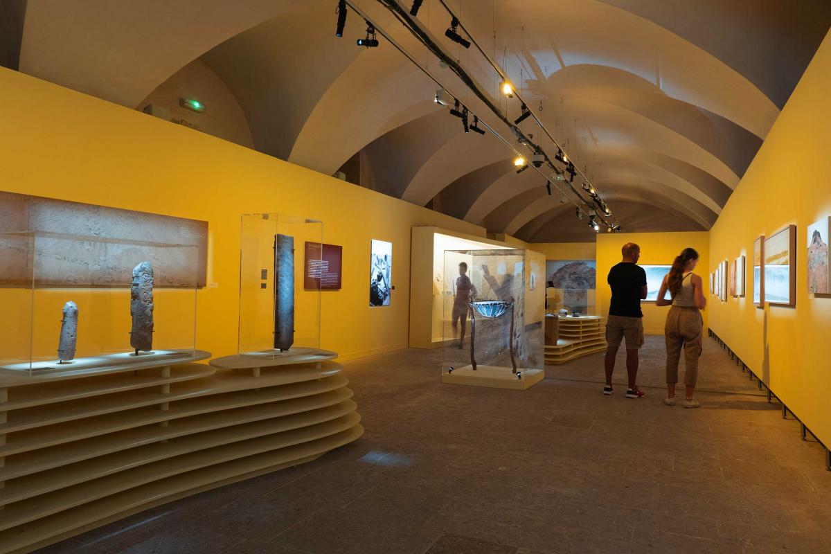 in die Fußstapfen treten